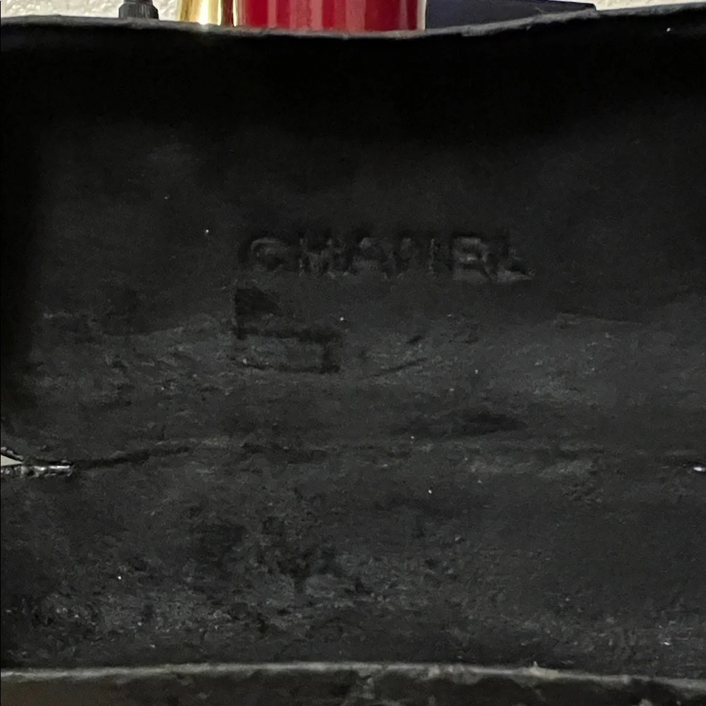 CHANEL Black Quilted Leather case - Picture 2 of 3